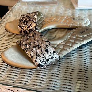 Birdies “The Sparrow” sandal in Silver Shadow.